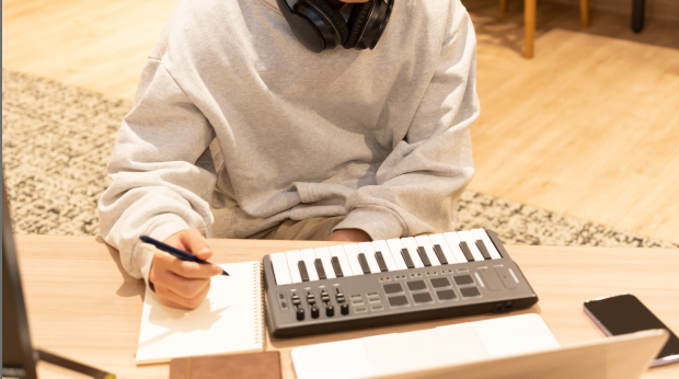 初心者でも体系的にDTMによる音楽制作を学べる。