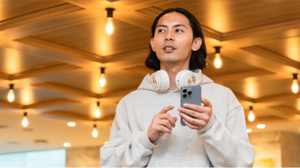 つくるだけでなく、音楽の届け方や活かし方まで学ぶ。